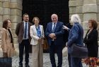 Zdjęcie ze spotkania prezentujące remont konserwatorski bramy wjazdowej oraz wymianę stolarki okiennej w Sali Balowej na Zamku w Wiśniczu.