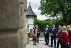 Zdjęcie ze spotkania prezentujące remont konserwatorski bramy wjazdowej oraz wymianę stolarki okiennej w Sali Balowej na Zamku w Wiśniczu.