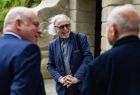 Zdjęcie ze spotkania prezentujące remont konserwatorski bramy wjazdowej oraz wymianę stolarki okiennej w Sali Balowej na Zamku w Wiśniczu.