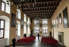 Zdjęcie ze spotkania prezentujące remont konserwatorski bramy wjazdowej oraz wymianę stolarki okiennej w Sali Balowej na Zamku w Wiśniczu.