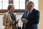Zdjęcie ze spotkania prezentujące remont konserwatorski bramy wjazdowej oraz wymianę stolarki okiennej w Sali Balowej na Zamku w Wiśniczu.
