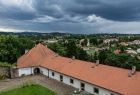 Zdjęcie ze spotkania prezentujące remont konserwatorski bramy wjazdowej oraz wymianę stolarki okiennej w Sali Balowej na Zamku w Wiśniczu.