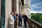 Zdjęcie ze spotkania prezentujące remont konserwatorski bramy wjazdowej oraz wymianę stolarki okiennej w Sali Balowej na Zamku w Wiśniczu.