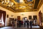 Zdjęcie ze spotkania prezentujące remont konserwatorski bramy wjazdowej oraz wymianę stolarki okiennej w Sali Balowej na Zamku w Wiśniczu.