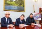 pochyleni nad umową