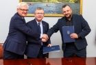 trójprzymierze. ręce prawe jedna na drugiej