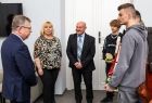 Wicemarszałek Witold Kozłowski oraz delegacja osób w stojący w gabinecie.