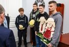 Czterej chłopcy trzymający ozdoby wielkanocne w rękach.
