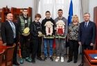 Pamiątkowe zdjęcie grupowe z wicemarszałkiem Witoldem Kozłowskim. 