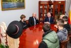 Delegacja z Wielkich Dróg siedząca przy stole z wicemarszałkiem Witoldem Kozłowskim. 