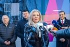 Poseł Anna Pieczarka przy mikrofonie. 