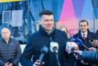 Marszałek Łukasz Smółka przy mikrofonie. 