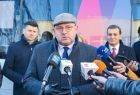 Starosta Jacek Hudyma przy mikrofonie. 