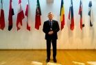 Wicemarszałek Witold Kozłowski na tle europejskich flag.