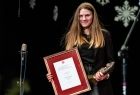 Wiktoria Filus prezentującą dyplom oraz statuetkę związaną z tytułem ambasadora powiatu 