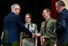 Harcerze odbierający honorowy tytuł ambasadorów ziemi miechowskiej 