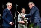 Harcerze odbierający honorowy tytuł ambasadorów ziemi miechowskiej 