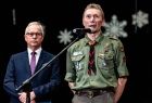 Harcerz zwracający się do uczestników uroczystości