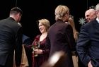 Marszałek Łukasz Smółka oraz Iwona Gibas z zarządu województwa podczas wręczania okolicznościowych dyplomów i statuetek dla nagrodzonych właśnie ambasadorów powiatu miechowskiego
