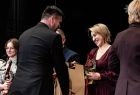 Marszałek Łukasz Smółka oraz Iwona Gibas z zarządu województwa podczas wręczania okolicznościowych dyplomów i statuetek dla nagrodzonych właśnie ambasadorów powiatu miechowskiego
