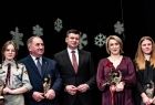 Marszałek Województwa Małopolskiego Łukasz Smółka wraz z laureatami tytułu Ambasadora Powiatu Miechowskiego