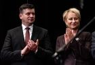 Marszałek Łukasz Smółka oraz Iwona Gibas z Zarządu Województwa Małopolskiego oklaskujący laureatów i artystów