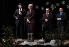 Marszałek Łukasz Smółka zwraca się do uczestników uroczystości. Obok stoją: Iwona Gibas z zarządu województwa, poseł Andrzej Adamczyk oraz wojewoda małopolski Krzysztof Jan Klęczar