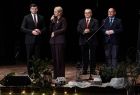 Wystąpienie Iwony Gibas z Zarządu Województwa Małopolskiego. Obok stoją na scenie: marszałek Łukasz Smółka, poseł Andrzej Adamczyk oraz wojewoda małopolski Krzysztof Jan Klęczar