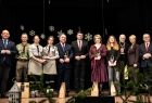 Wspólne pamiątkowe zdjęcie. Starosta miechowski Krzysztof Świerczek, poseł Andrzej Adamczyk, marszałek Łukasz Smółka oraz Iwona Gibas z Zarządu Województwa Małopolskiego wraz z Ambasadorami Powiatu Miechowskiego