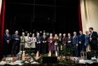 Wspólne pamiątkowe zdjęcie. Starosta miechowski Krzysztof Świerczek, poseł Andrzej Adamczyk, marszałek Łukasz Smółka oraz Iwona Gibas z Zarządu Województwa Małopolskiego wraz z Ambasadorami Powiatu Miechowskiego