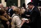 Marszałek Łukasz Smółka składający świąteczne życzenia i dzielący się opłatkiem