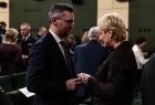 Iwona Gibas z zarządu województwa podczas składania uczestnikom wydarzenia świątecznych i noworocznych życzeń