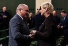 Iwona Gibas z zarządu województwa podczas rozmowy i życzeń z uczestnikami spotkania