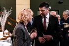 Marszałek Łukasz Smółka dzielący się opłatkiem z uczestnikami uroczystości
