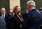 Iwona Gibas z zarządu województwa w trakcie rozmów z uczestnikami wydarzenia i składania świątecznych życzeń