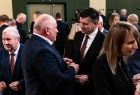 Marszałek Łukasz Smółka dzielący się opłatkiem z uczestnikami uroczystości