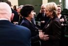 Iwona Gibas z zarządu województwa w trakcie rozmów z uczestnikami wydarzenia i składania świątecznych życzeń