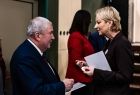 Iwona Gibas z Zarządu Województwa Małopolskiego w trakcie rozmów z uczestnikami wydarzenia i składania świątecznych życzeń