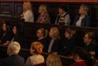 Ludzie siedzą na widowni.