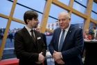 Wicemarszałek Ryszard Pagacz stoi i rozmawia z mężczyzną.
