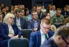 Ludzie siedzą na widowni.