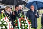 Wicemarszałek Ryszard Pagacz stoi z delegacją Węgier. Na pierwszym planie widoczne wieńce.