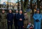 Wicemarszałek Ryszard Pagacz stoi z żołnierzami przy pomniku.