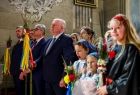 Wicemarszałek Ryszard Pagacz stoi w kościele.