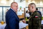 Wicemarszałek Ryszard Pagacz rozmawia z dowódcą WOT.