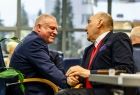 Wicemarszałek Ryszard Pagacz siedzi i rozmawia z mężczyzną.