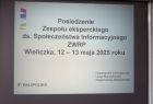 Prezentacja na slajdzie.