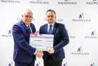 Wicemarszałek Ryszard Pagacz stoi z beneficjentem.