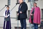 Radny województwa Mirosław Dróżdż na scenie.