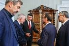 Marszałek Łukasz Smółka pokazuje gościom laskę marszałkowską.